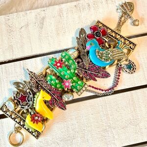 BETSEY JOHNSON BRACELET